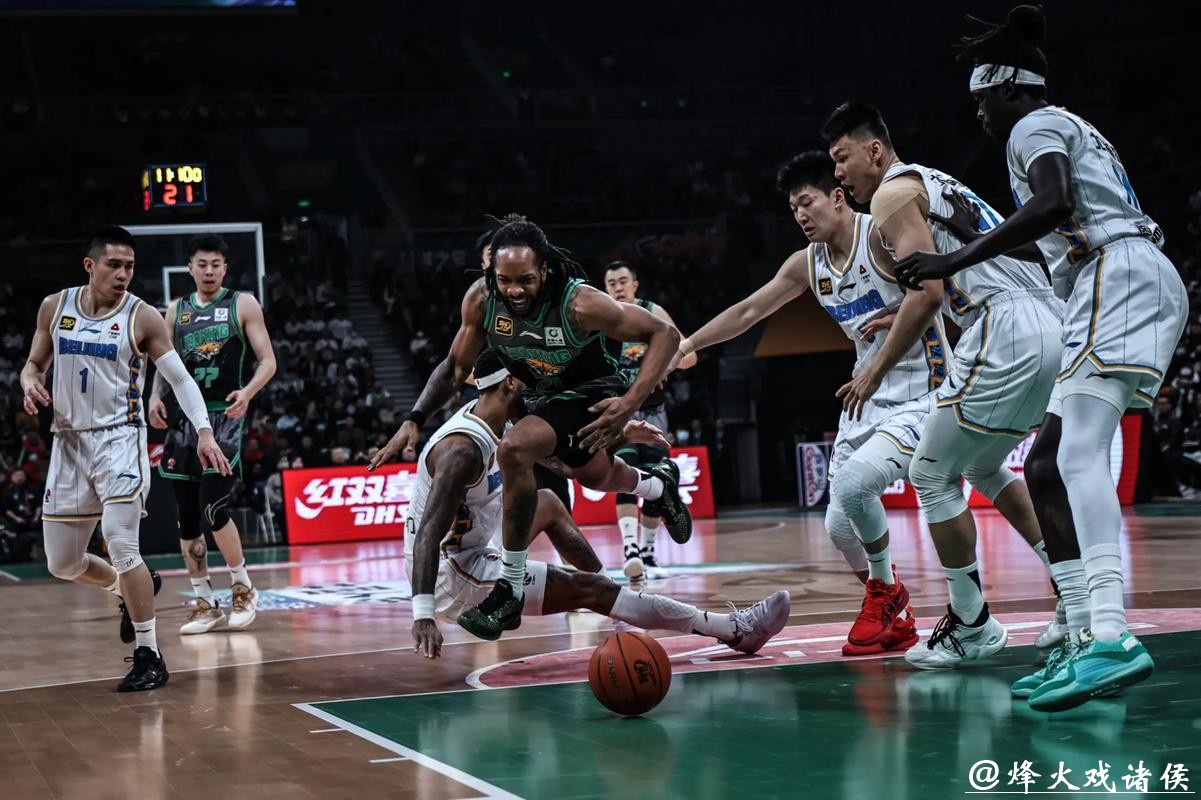 辽宁队败给广厦队的比赛看得出来,有个人其实没什么大用,还是换掉更合适了 辽宁队败给广厦队的比赛看得出来,有个人其实没什么大用,还是换掉更合适了